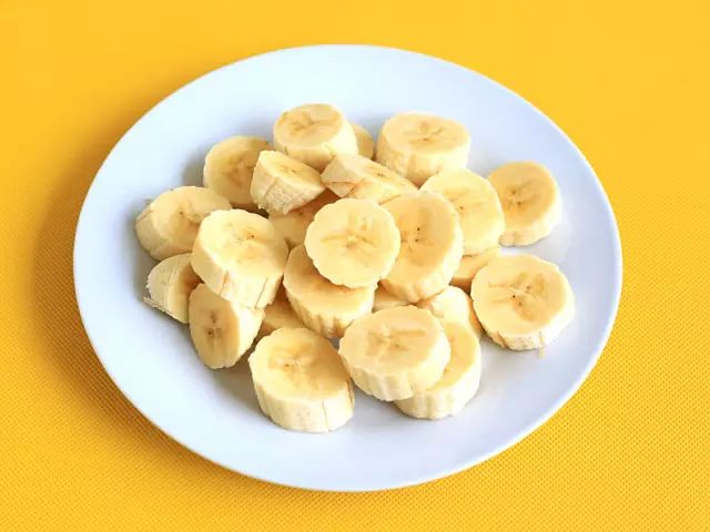 步骤1:香蕉去皮,切成小块.