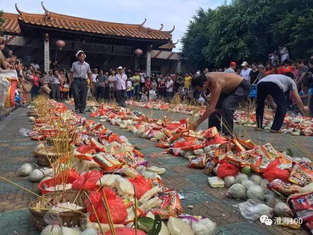 七月半潮汕某地"抢孤"现场,场面太壮观!