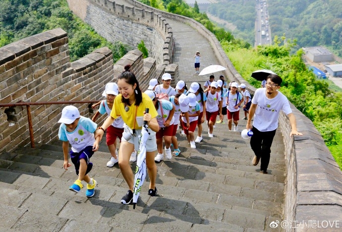 陪小学生爬长城 热闹互动心情好