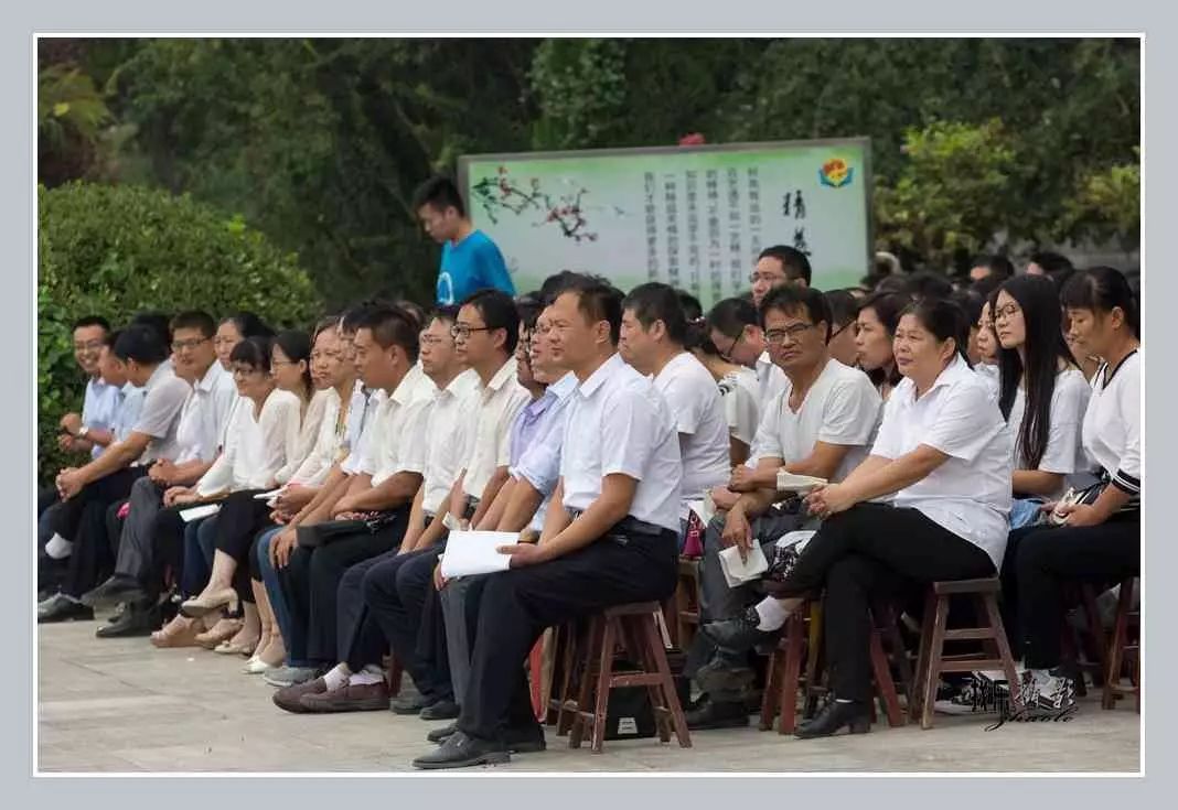 典礼全景图9月6日,武城二中全体师生约7500余人齐聚教学楼前,隆重举行