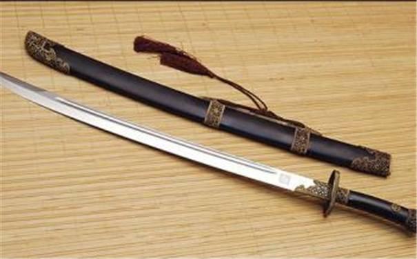 绣春刀之外型结合横刀,少林梅花刀和单刀之特点,轻巧,且刀身狭长略弯