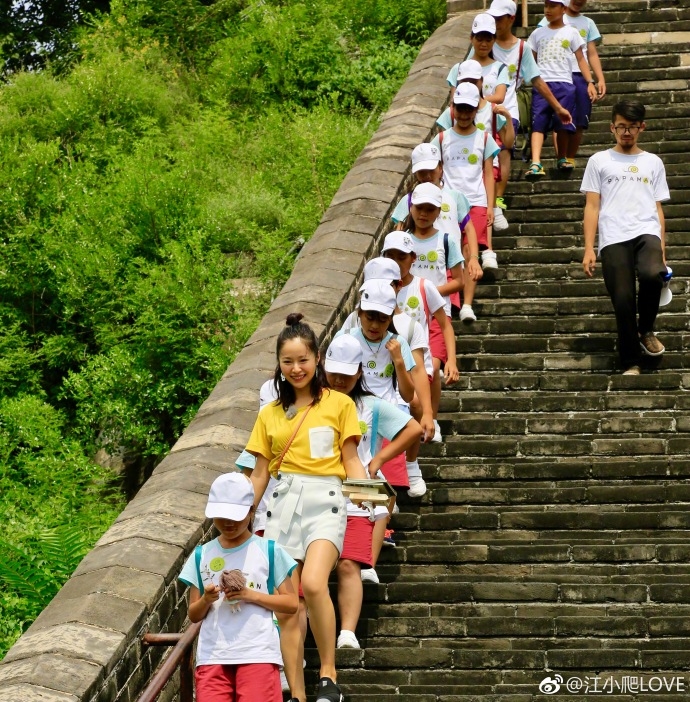 江一燕好体力陪小学生爬长城热闹互动心情好