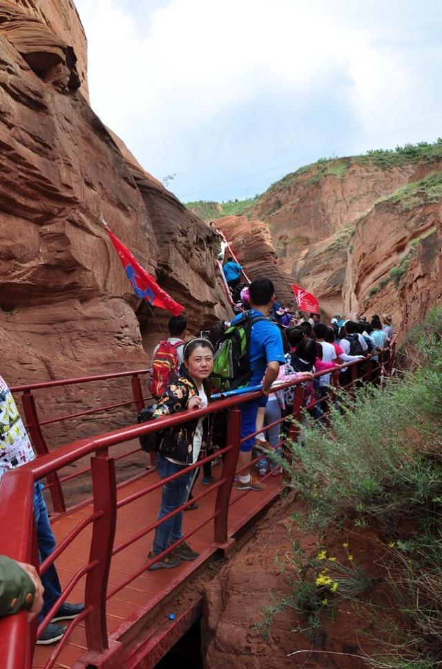 这几年来靖边丹霞自然风景区旅游的人特别多,尤其以户外团队居多,因为