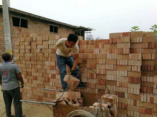 石家庄断臂小伙干建筑6年变网红看完你还要抱怨人生不公吗