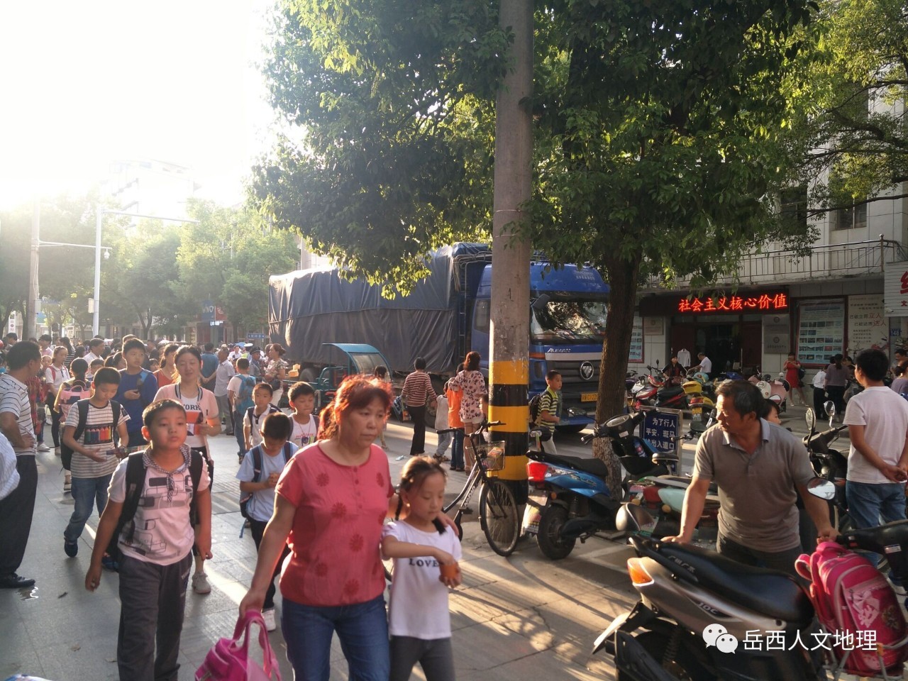 实验小学门前路段每到学生放学期间交通非常拥挤有没有好的解决办法