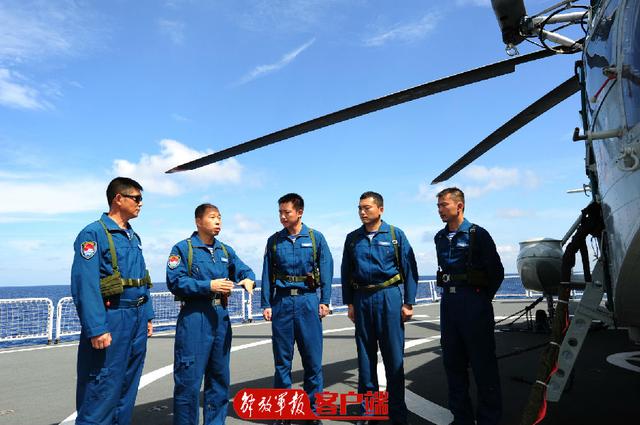9月7日,中国海军和平方舟救护直升机飞行员进行飞行前准备.江山摄