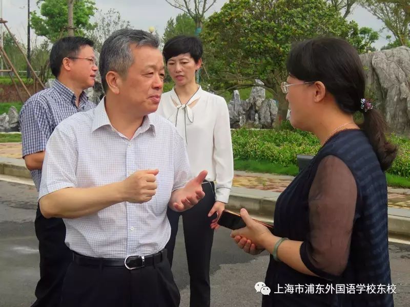 金桥镇党委书记王志荣一行莅临浦外东校丨对教师进行教师节慰问