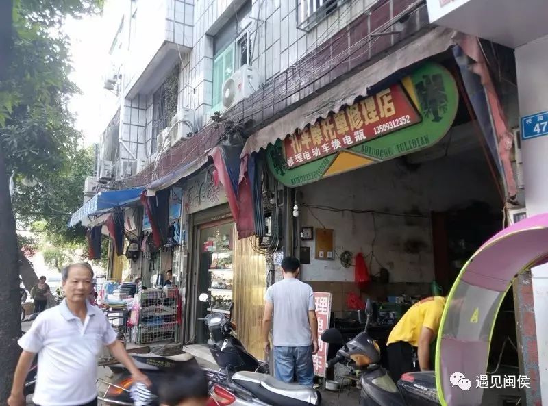 校园路沿街店面雨遮老化破旧.(责任单位:甘蔗街道)