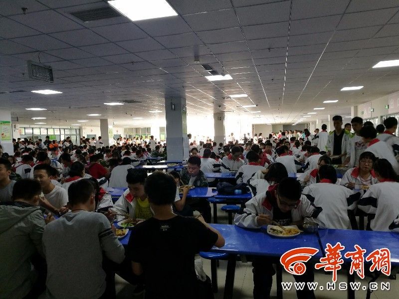 学校:食堂可容纳两千余学生就餐 目前实行错时就餐