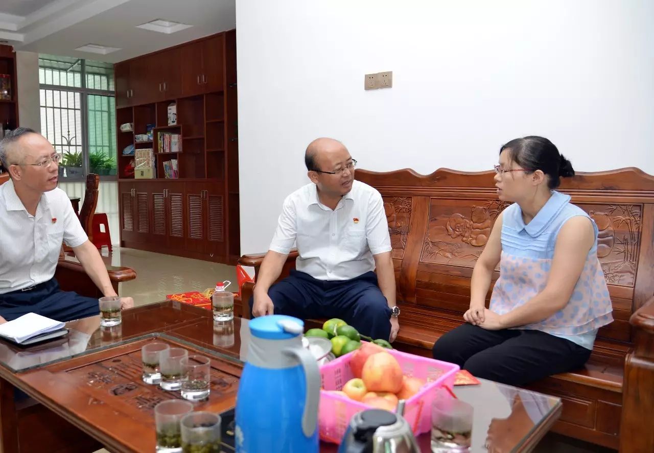 走访慰问了县第三小学教师魏姝琪,退休教师陈国斗,定南中学教师刘森华