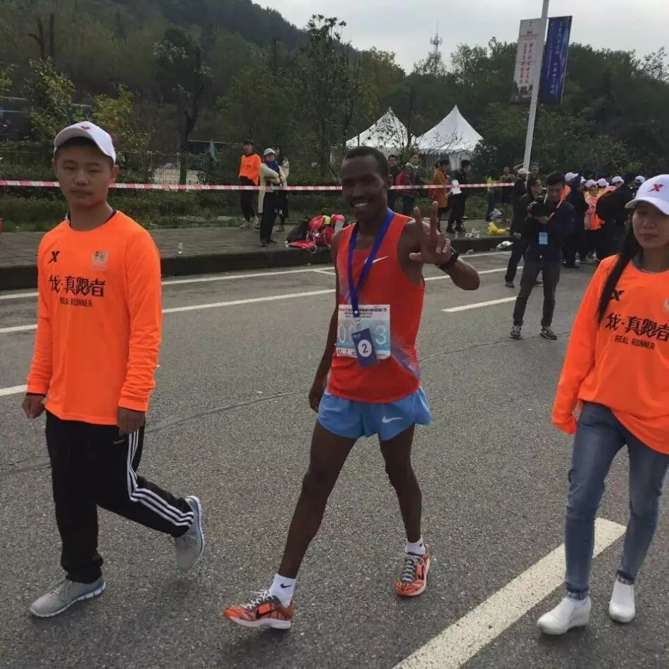 女子组冠军是颜值超高的20588号选手李文杰,净成绩1:16:45.233.