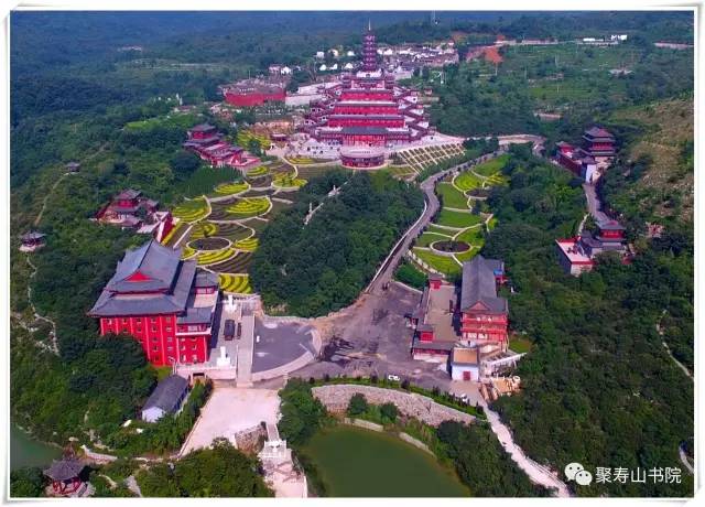 贤首寺位于美丽的聚寿山文化景区,这里以"藏风聚气,怡情养性,安身凝神