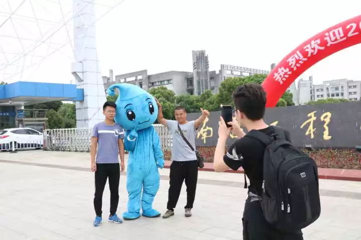 小萌新们准备好了吗 微风轻轻起,南工欢迎你 水宝宝作为南昌工程学院