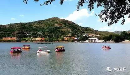 礼县旅游美景 秦皇湖位于县城东北50公里处的红河镇双石沟,是利用