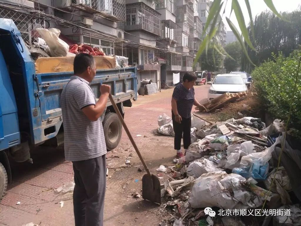 东兴二社区清理建筑垃圾.