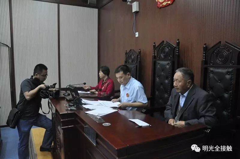 安徽电视台来明光法院采访刘学讲法官