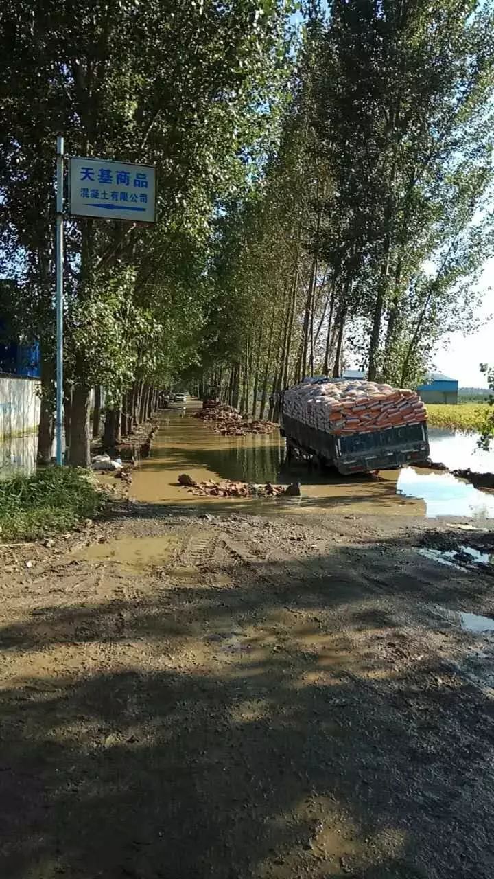 这是后谢镇后谢乡村村民去漯河唯一的道路,前段时间因天气一直在下雨