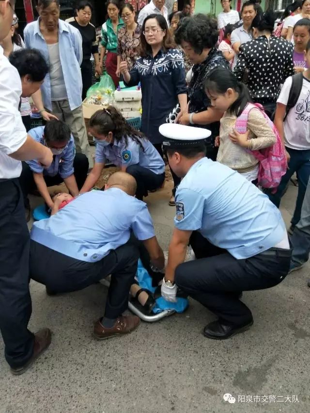 9月4日,天成巷上站小学门口发生一起交通事故,一骑电动车的中年妇女