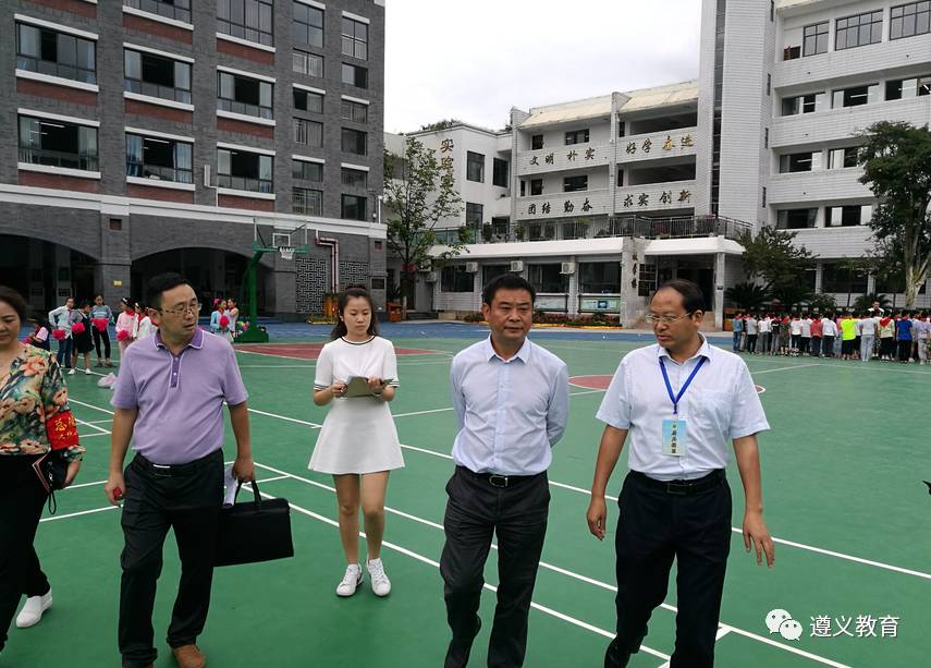 遵义市教育局党组书记,局长杜富川同志随机抽查了红花岗区文化小学及