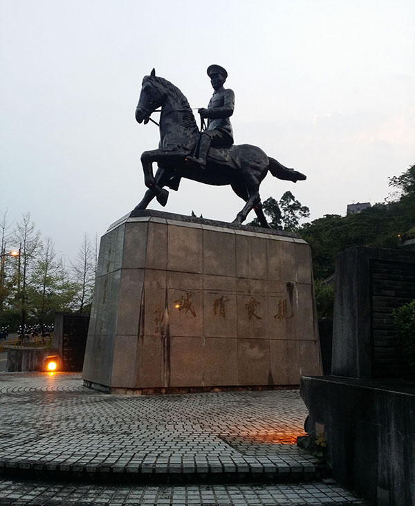 校园内蒋介石军旅戎装雕像.