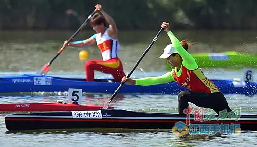 皮划艇决赛中 徐诗晓先是在 女子500米双人划艇决赛中和搭档许哲怡以