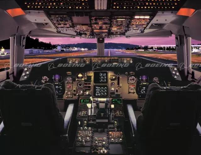 (波音资料图片)这一组是757驾驶舱(上)和767驾驶舱.