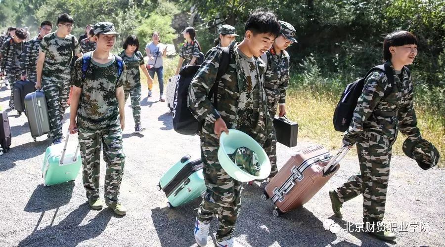 头顶骄阳,一身戎装,带着青春的朝气,走进延庆平北军训基地