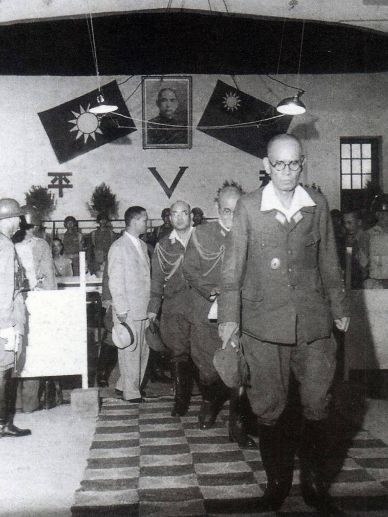投降的日军代表离场,最前方是日军中国派遣军总司令官冈村宁次.