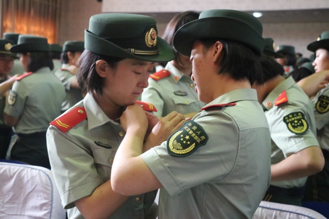 再见了,太多说不完的谢谢;再见了,陪我站岗熬夜的时光……"可爱的女兵