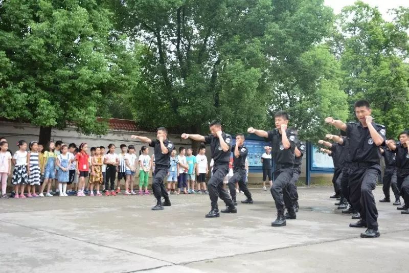 【开学第一课】百名绍兴晚报小记者走进上虞巡特警大队,体验真枪实弹