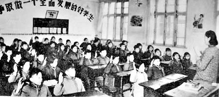 50年代:长衫与棉布衬衣并行,8元钱管1个月的伙食