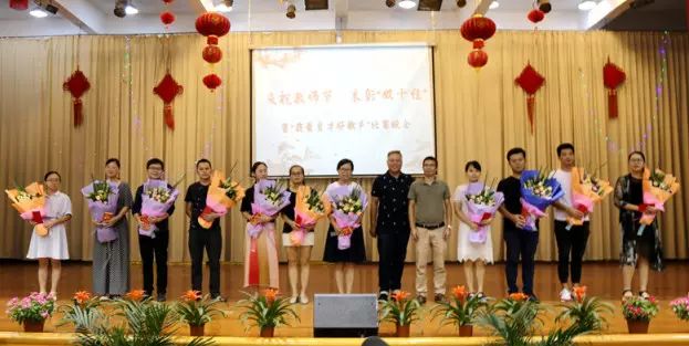 中学邹铁锋副校长,小学郑小明副校长颁奖"双十佳"教师获得者应央冲,孟