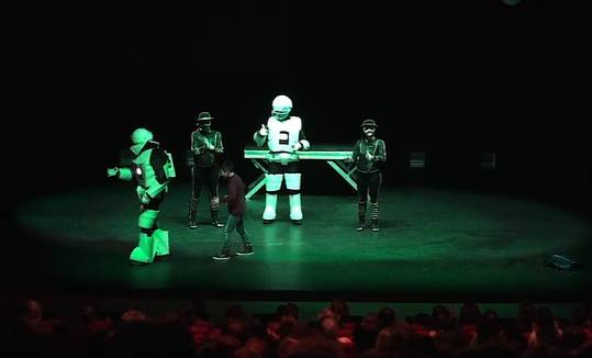 秀,更是一场节奏感超强的机器人HIPHOP街舞秀
