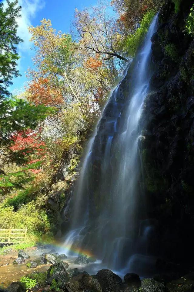 (地点:十五道沟河,望天鹅景区金水桥) 二 万岁岩东运转石, 千年对坐