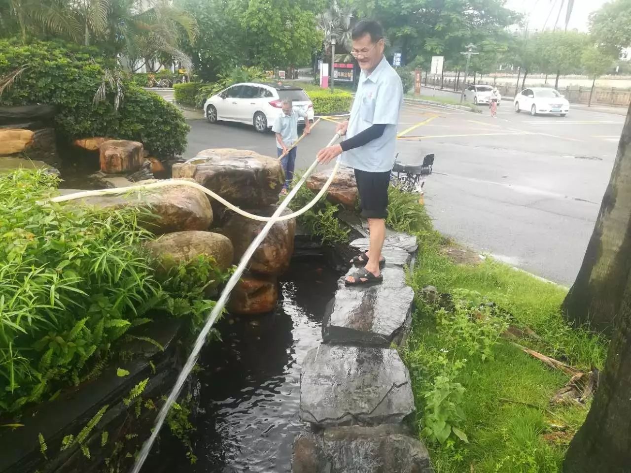 【为您服务】冲洗小区景观池,路面