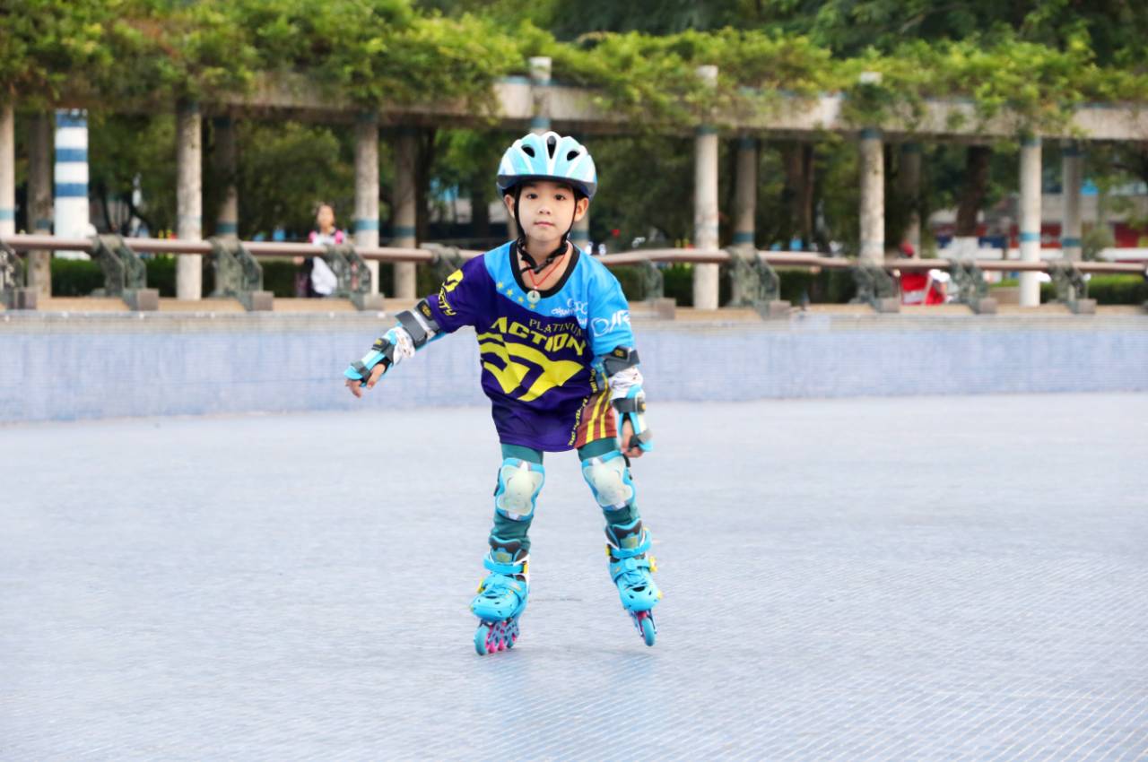 快乐的小女孩玩轮滑-蓝牛仔影像-中国原创广告影像素材