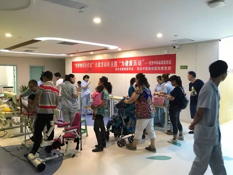 治疗师为前来咨询的患者家属发放宣传彩页及康复资料 在物理治疗师的