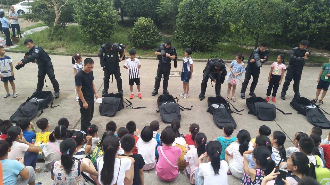 【开学第一课】百名绍兴晚报小记者走进上虞巡特警大队,体验真枪实弹