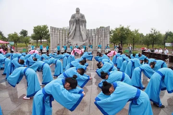 莱芜市第二届走近孔子致敬教师新生入学礼暨中国孔子基金会孔子学堂