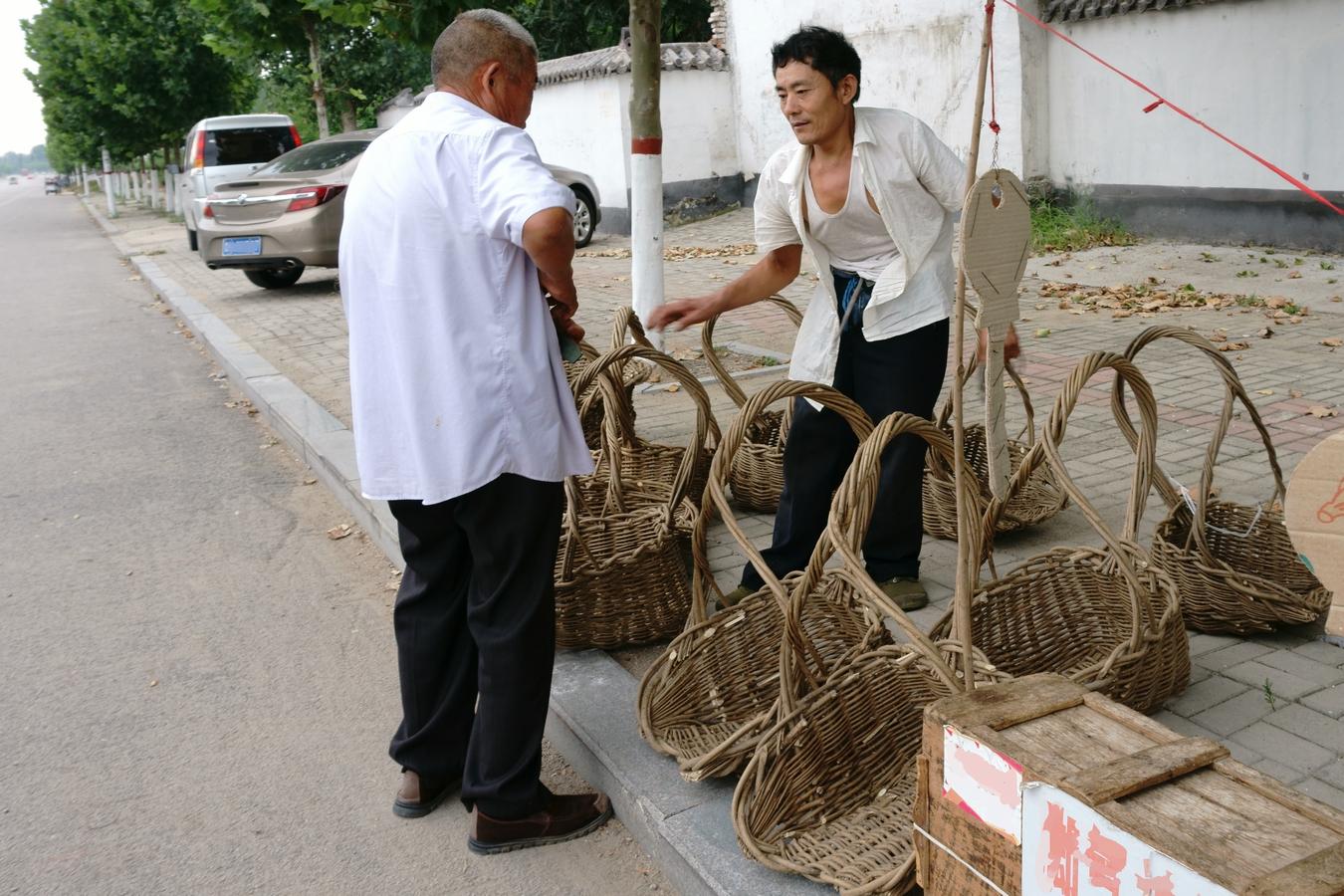 北方乡下大集12张图有样稀罕菜2元一捆你吃过吗