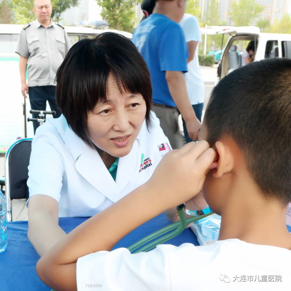 桌子上的听诊器感兴趣,在给孩子看诊后,陈主任教孩子听听自己的心跳