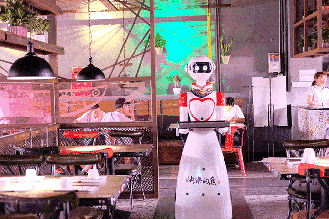 万达首间机器人送餐餐厅,烤鱼3.8折,与你共欢9天9夜!
