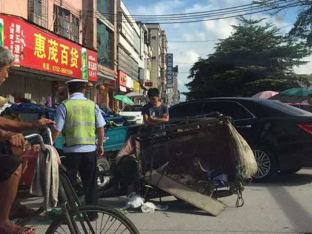 【头条】吉隆28米桥头发生一起交通事故,一老人摔倒在地.