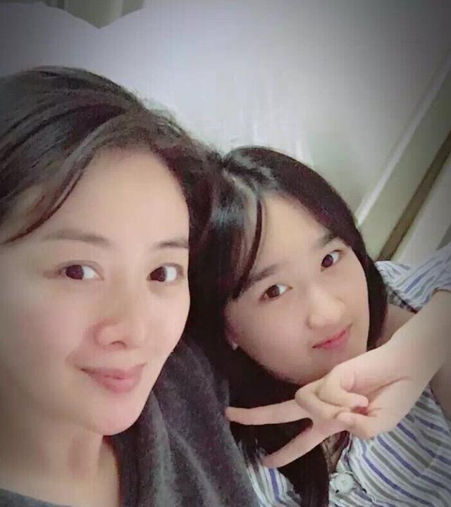 演员小李琳37岁的生日,女儿晒出与妈妈合影似姐妹