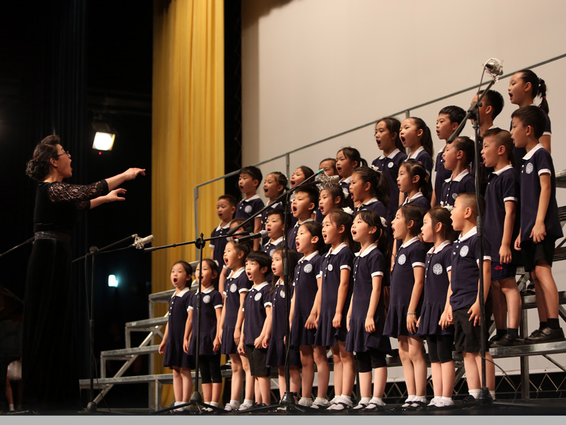 宇文老师指挥天使童声合唱团参加2017年度汇演