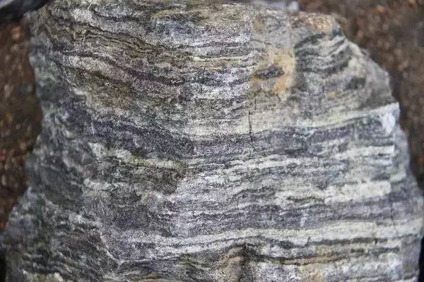14,谜底:片岩片岩的特征是有片理构造,是常见的区域变质岩石.