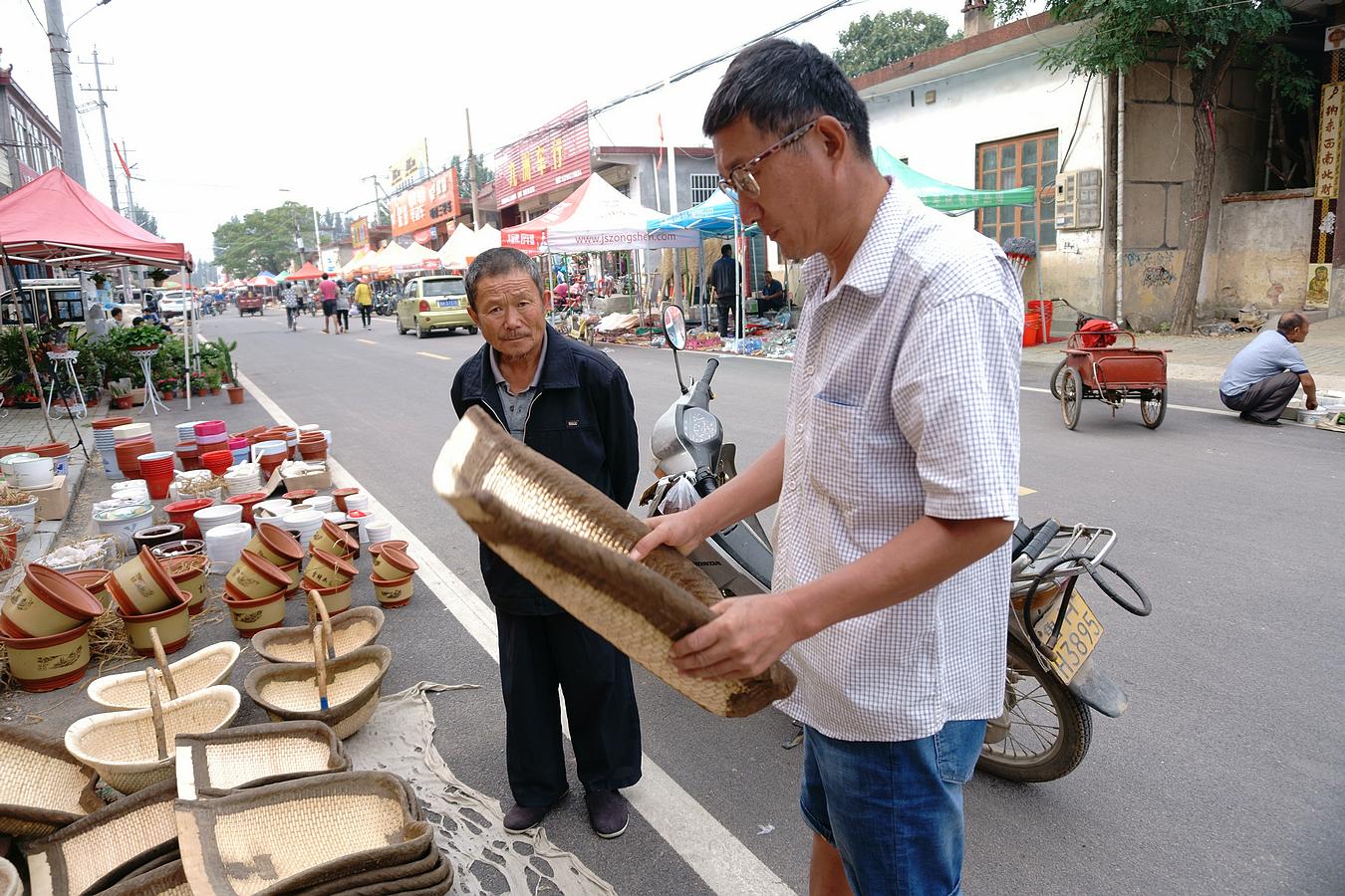 这位路过的大哥在做簸簸箕的演示,他说以前这东西每家都有用来簸粮食