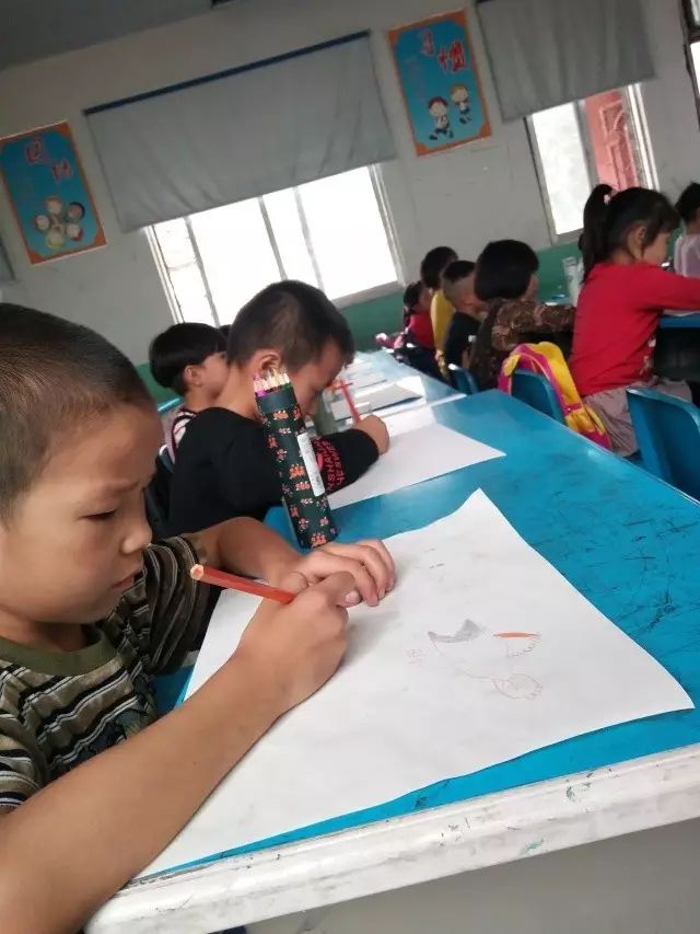 拿起画笔开始画画啦 (这所乡间的"希望小学",每个班级只有十个学生