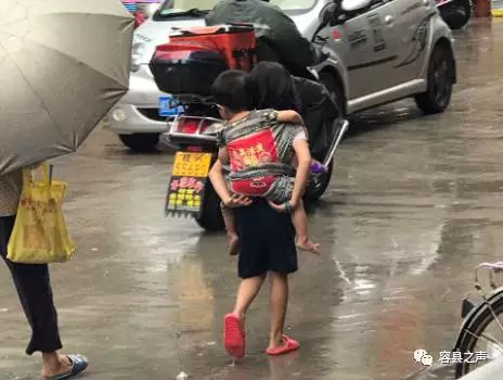 广西容县一位6岁小女孩背着弟弟去逛街,感动!