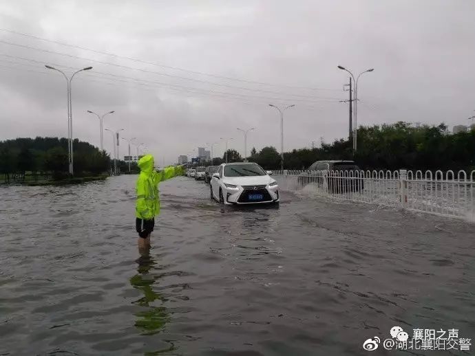 暴雨突袭襄阳市区多处路段被淹滑坡泥石流襄阳紧急救援中